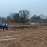 कोरबा: सुमेधा नदी छठ घाट पर खनन माफिया का कब्जा, दिन-दहाड़े ट्रैक्टरों से हो रही रेत की चोरी।