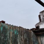 बालको क्षेत्र: भारी आंधी-तूफान से घर के उड़े सीट, बाल-बाल बचा छोटेलाल का परिवार, सरपंच से मदद की गुहार।